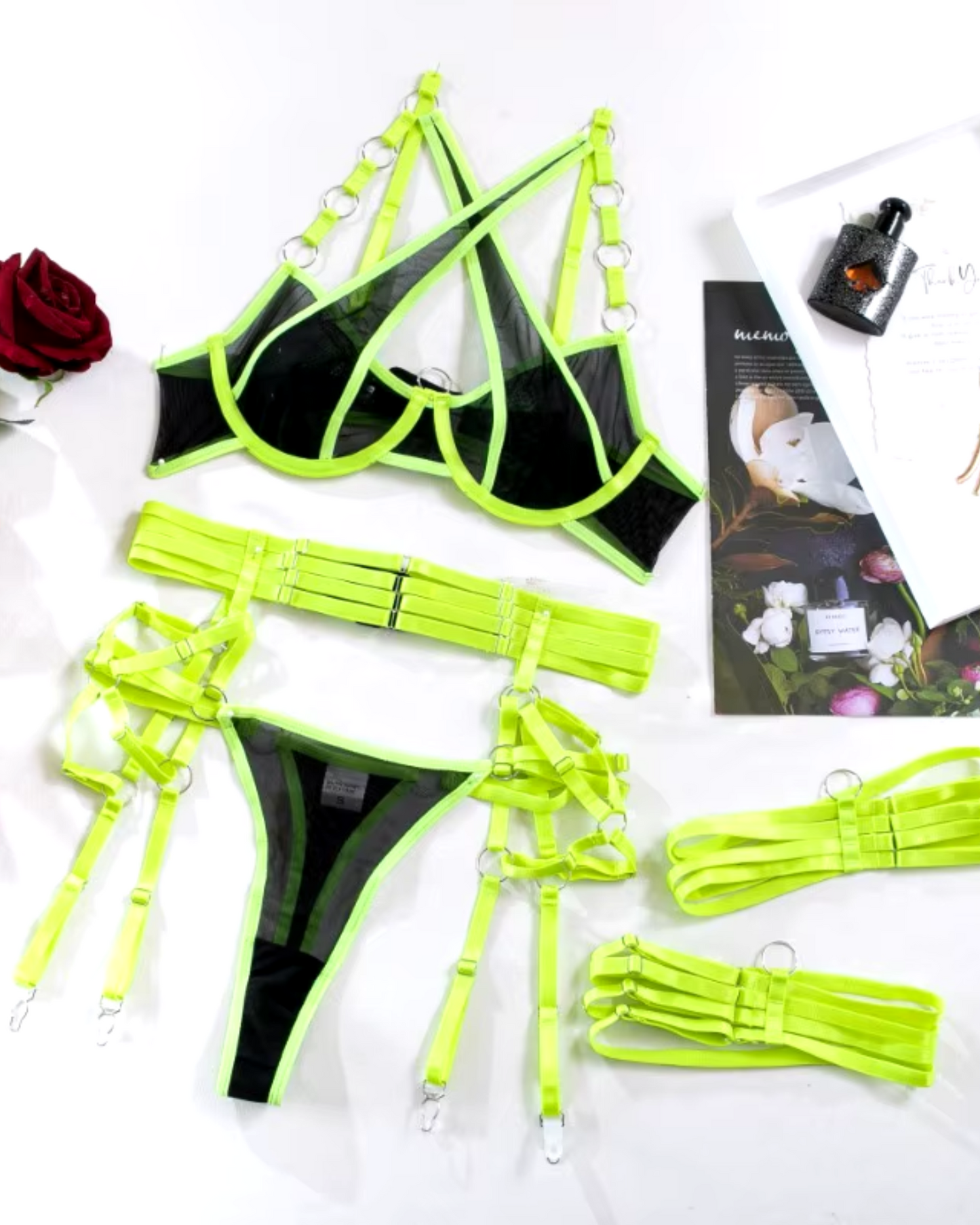 Síťované spodní prádlo s kovovými detaily