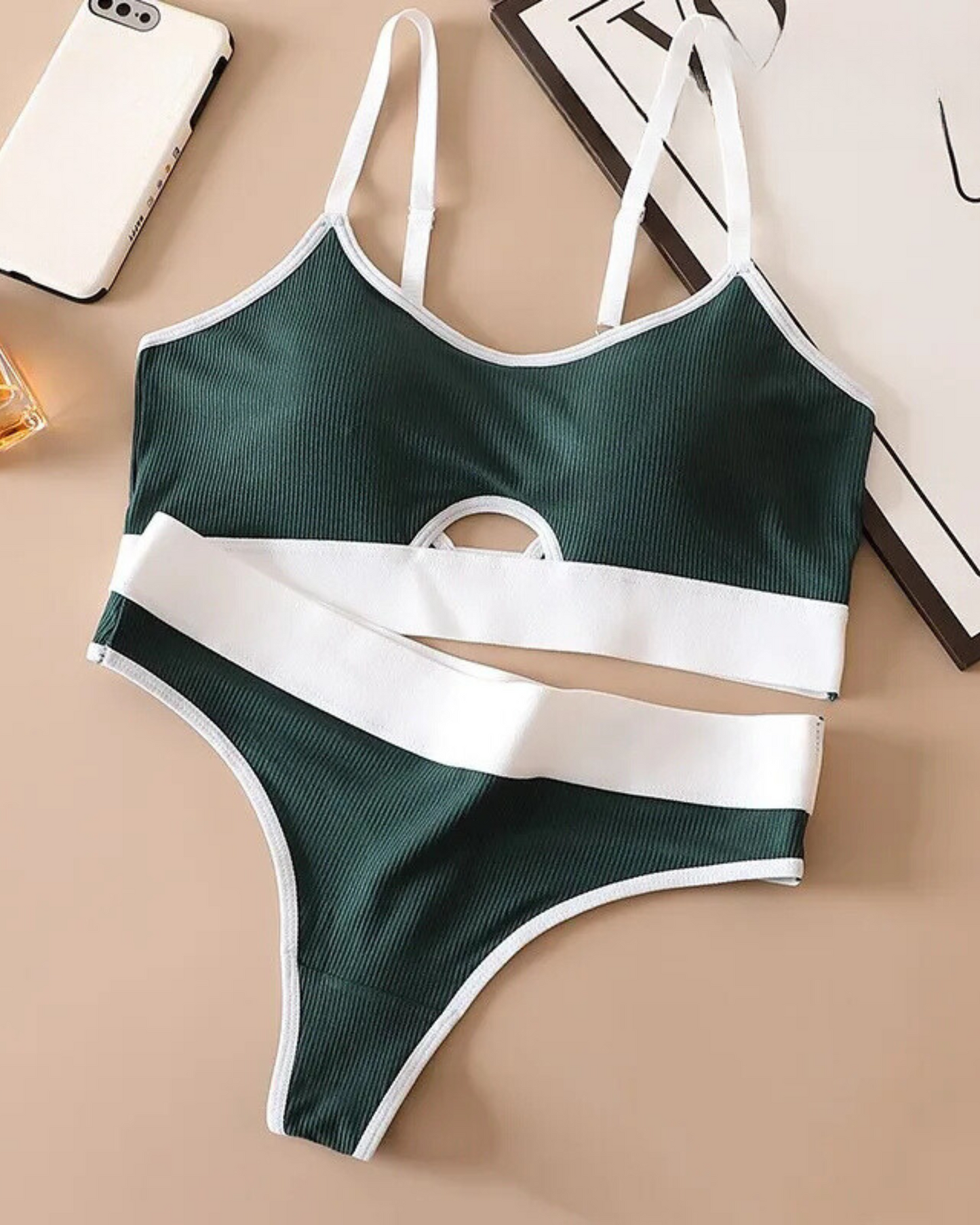 Pohodlné pruhované spodní prádlo s kontrastními švy.