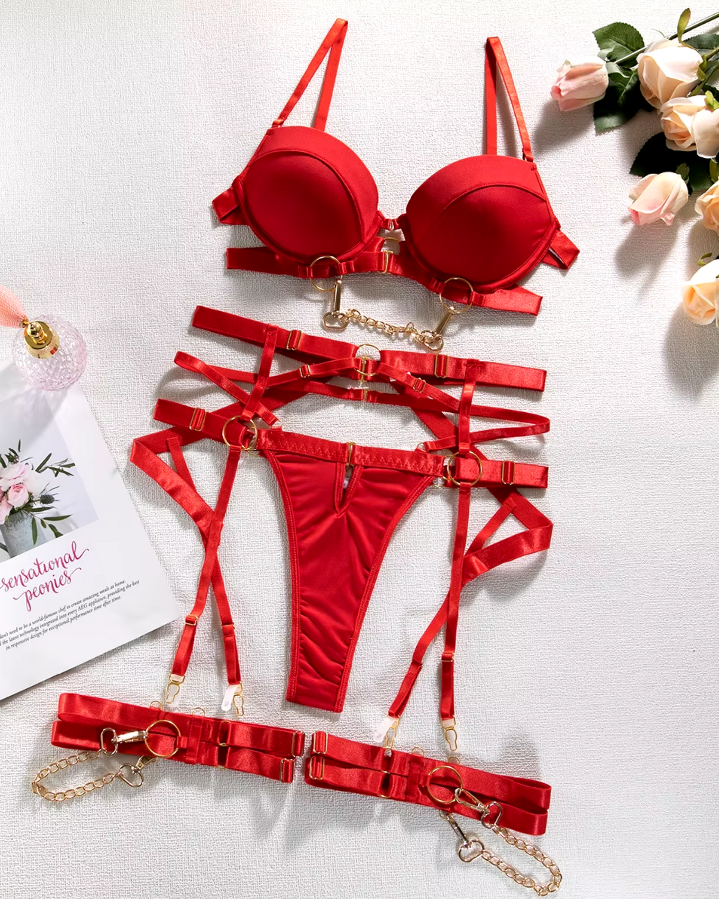 Souprava spodního prádla s kovovými řetízky a nastavitelnými ramínky