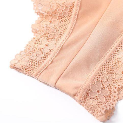 Saténové kalhotky s krajkovými detaily