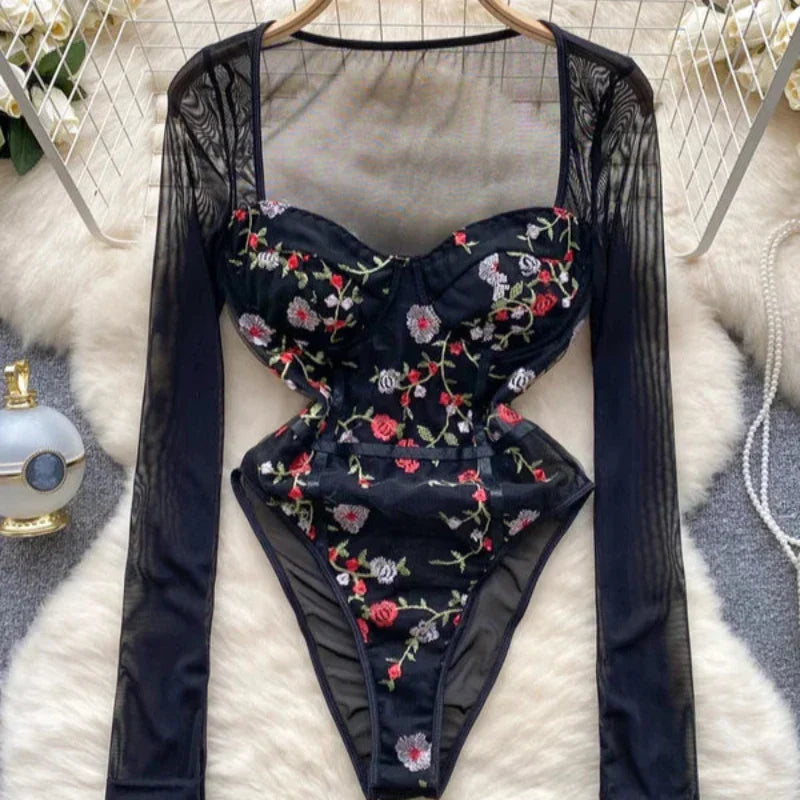 Síťované body s dlouhými rukávy a květinovou výšivkou