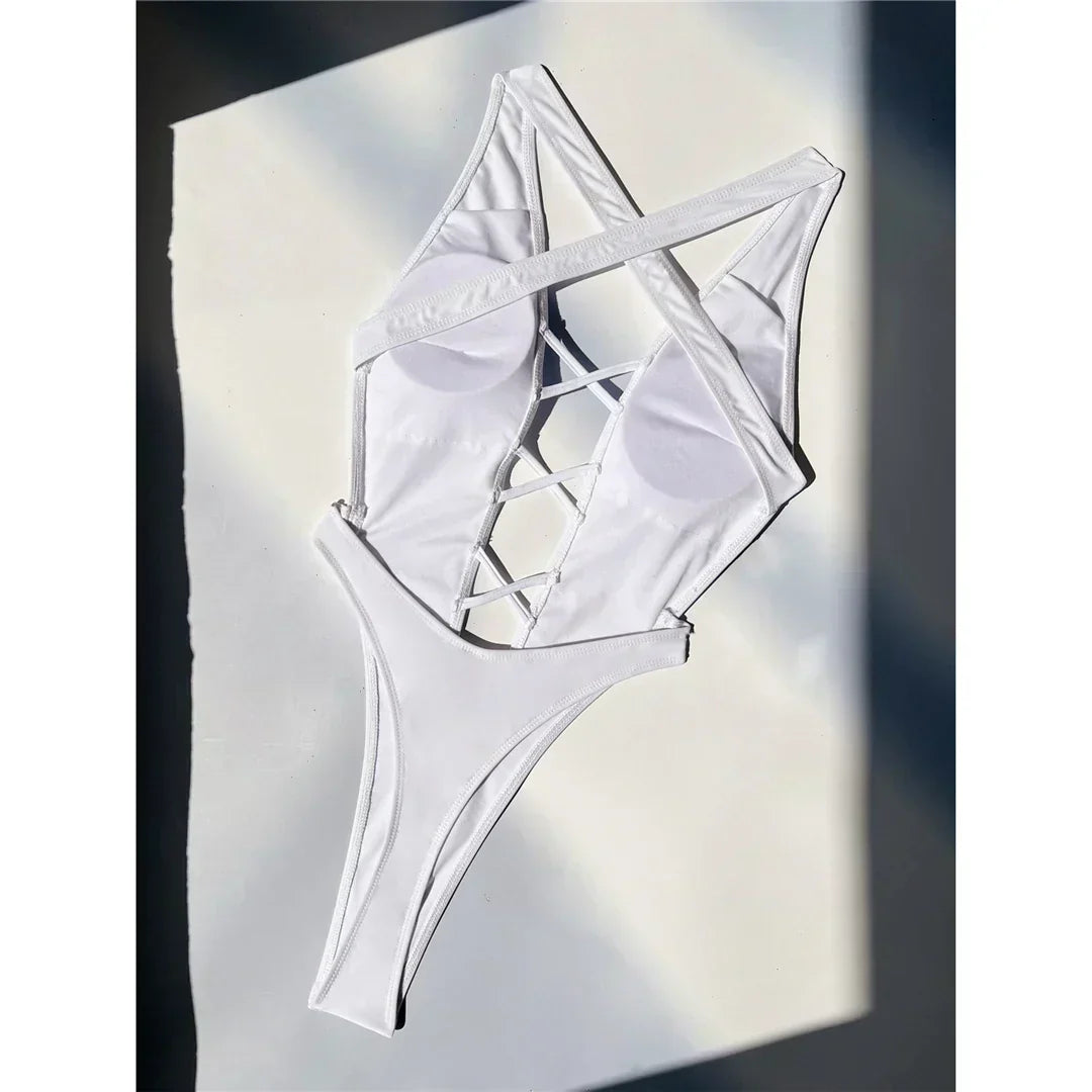 Jednodílné plavky s otevřenými zády