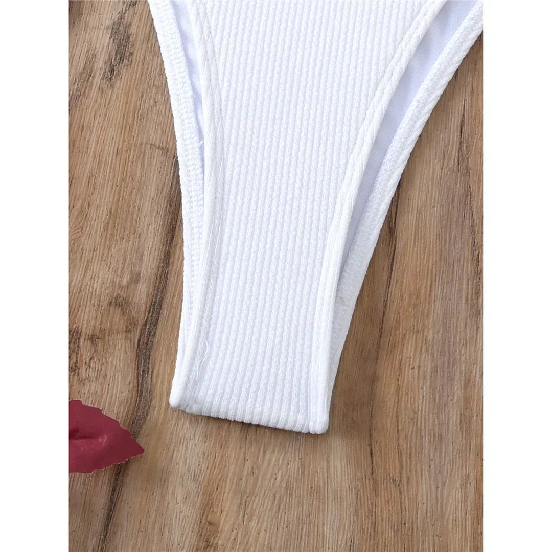 Dvoudílné plavky s elastickými zapínáními na bocích a krku