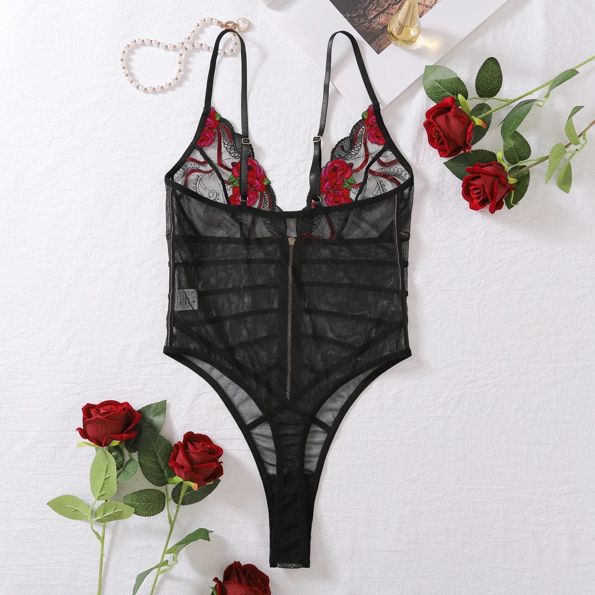 Body s hlubokým výstřihem a výšivkou na hrudi