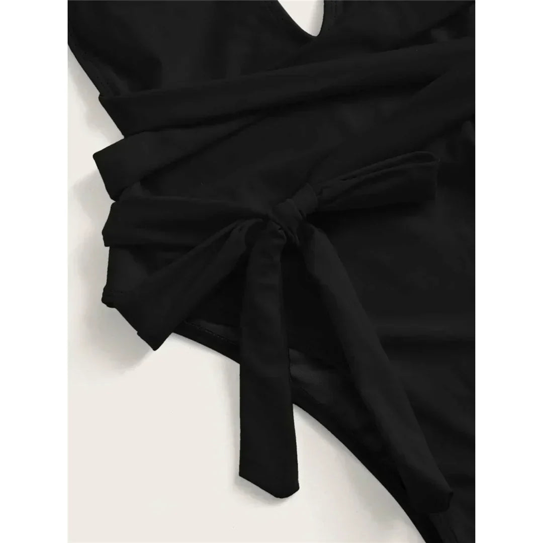 Jednodílné plavky s kříženými ramínky