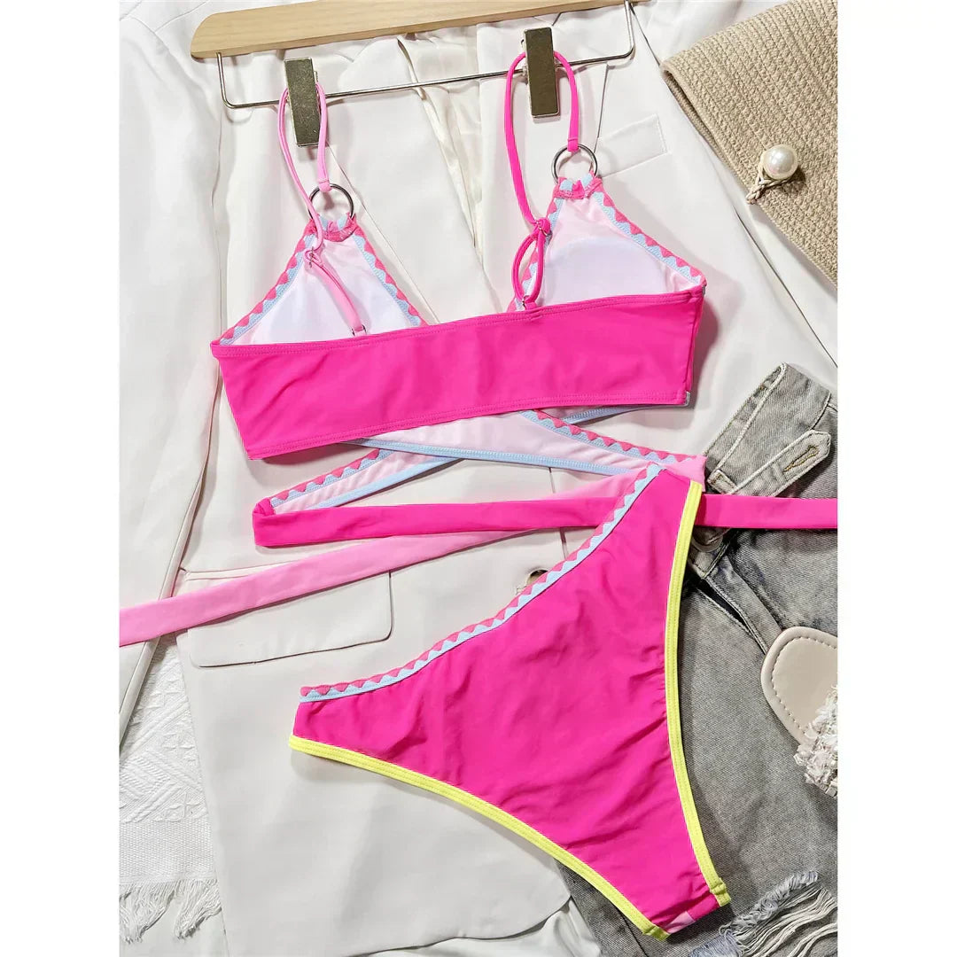 Dvoudílné plavky s vysokými rozparky