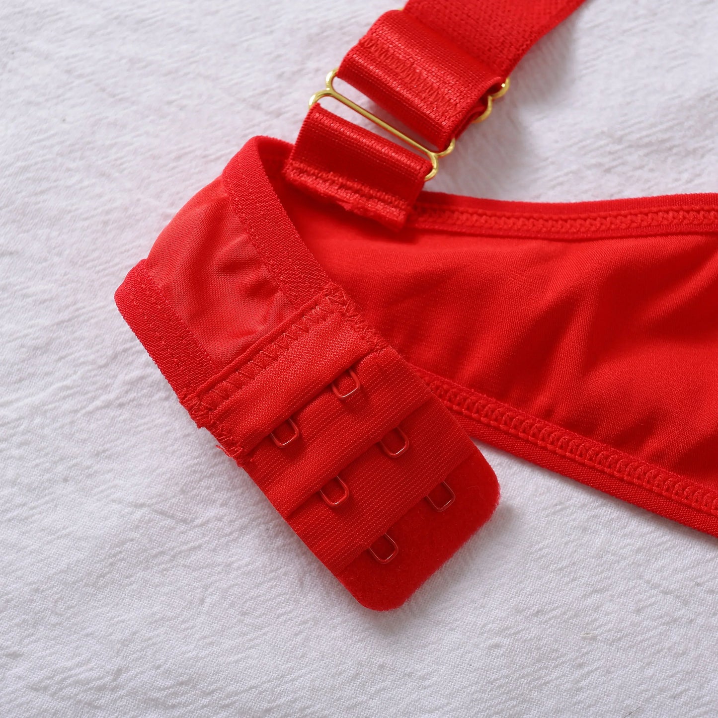 Body s nastavitelnými ramínky a mašlí na hrudi