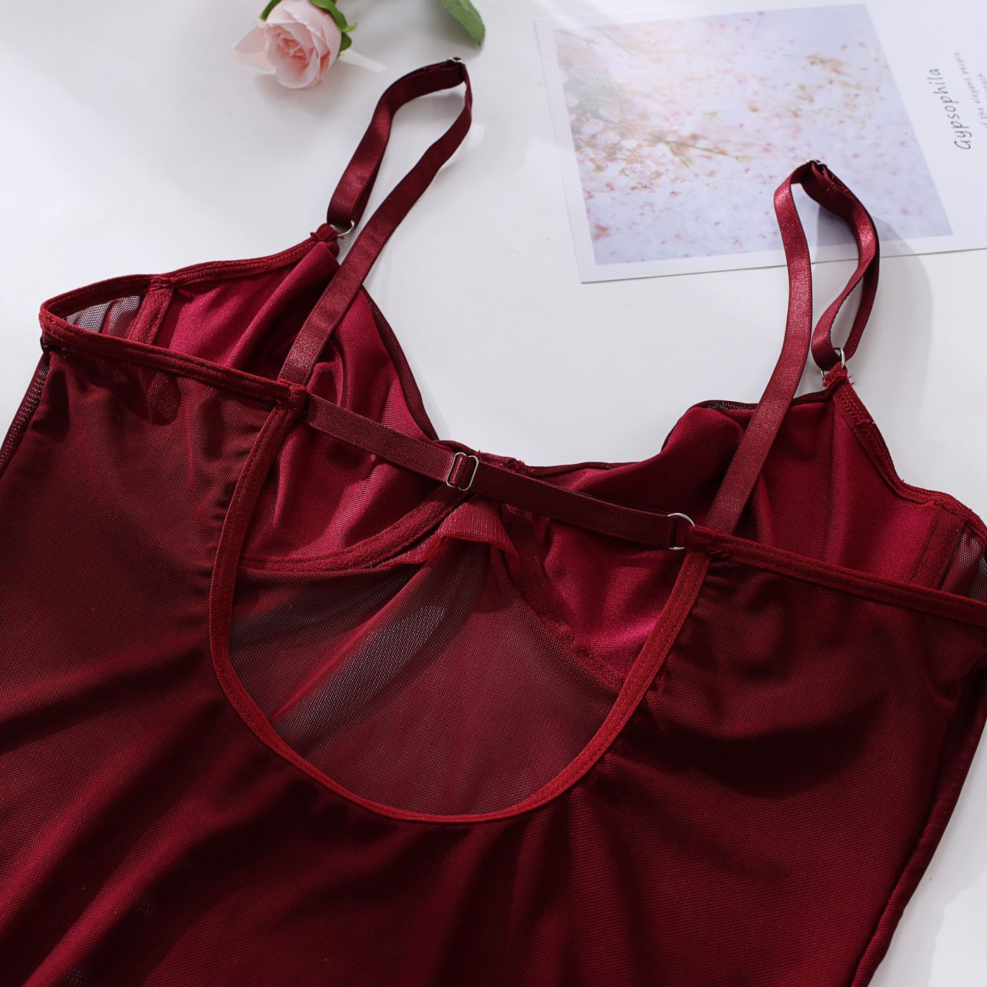 Body s praktickým zapínáním v rozkroku