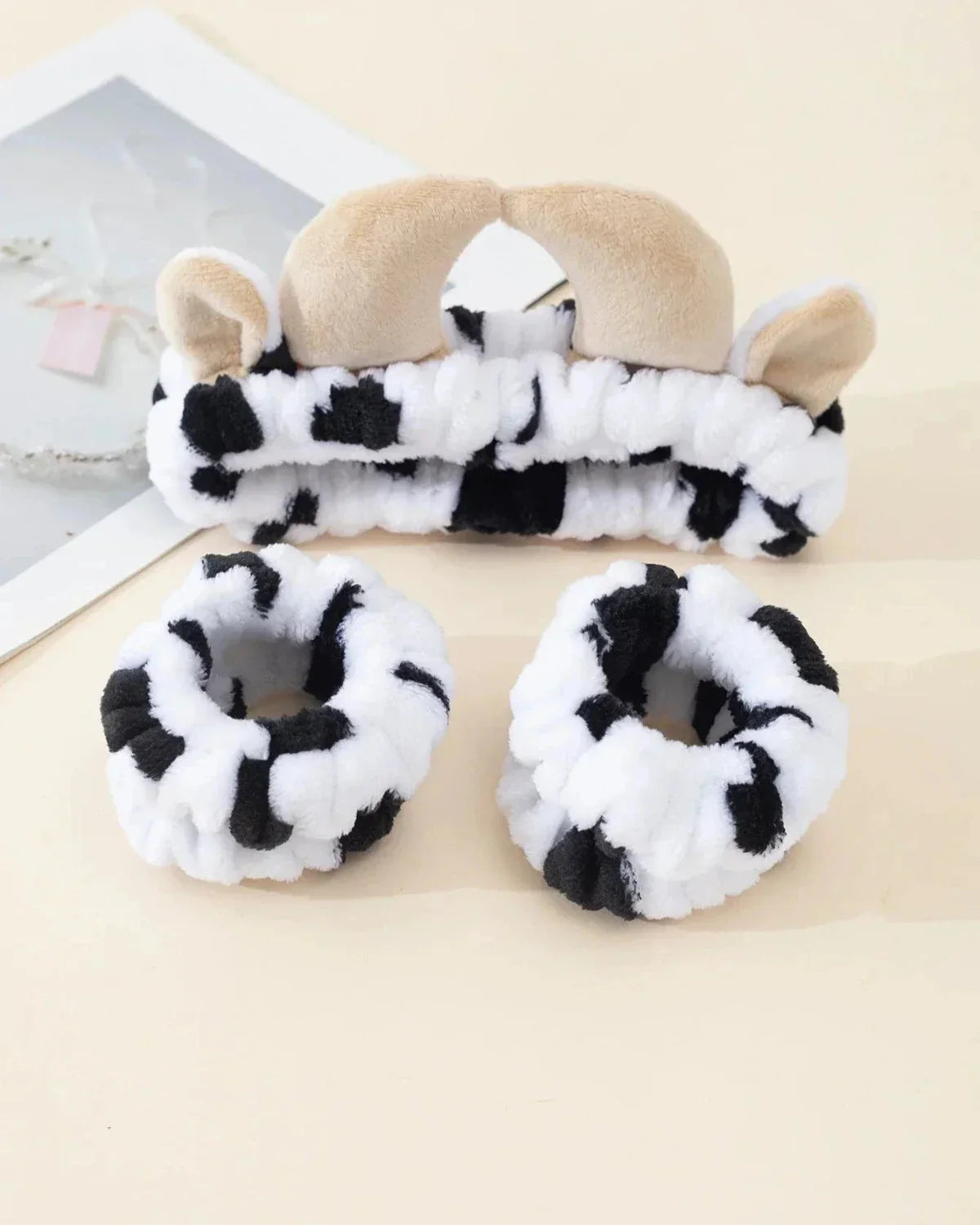 Nadýchaná čelenka s motivem krávy