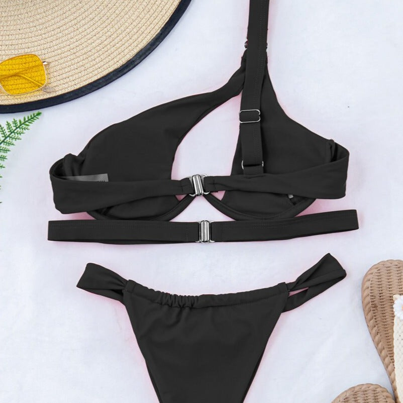 Asymetrické dvoudílné bikiny s přezkou na ramenou