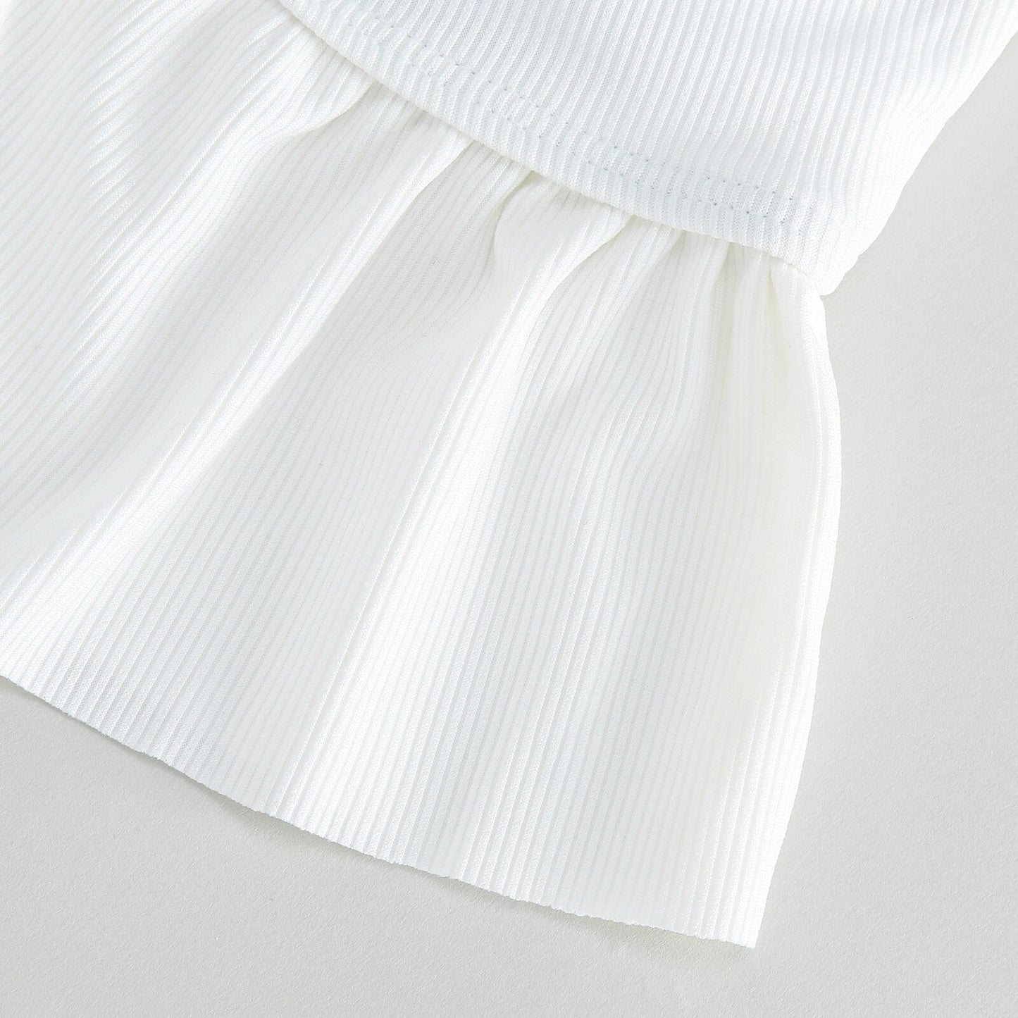 Bílá plavecká podprsenka ve formě topu