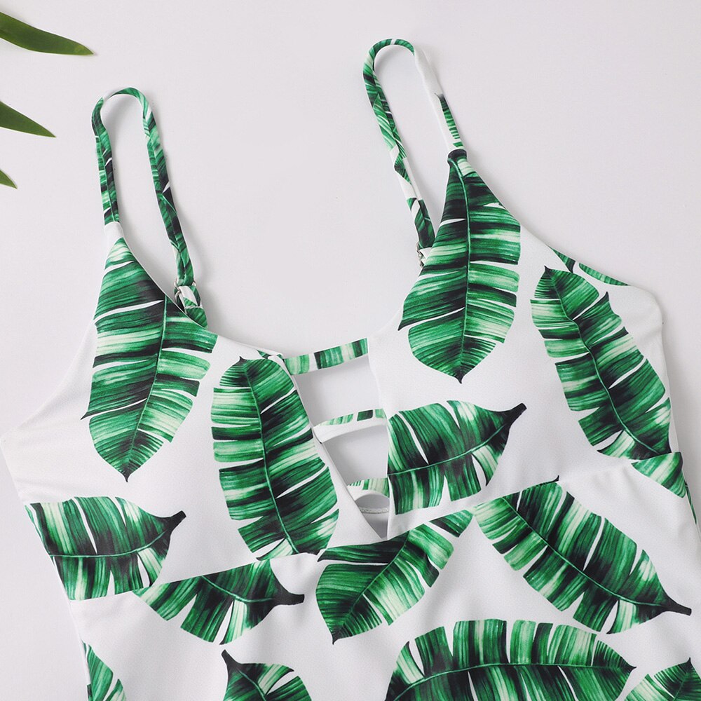 Bílé plavky pro matku a dceru se zelenými listy