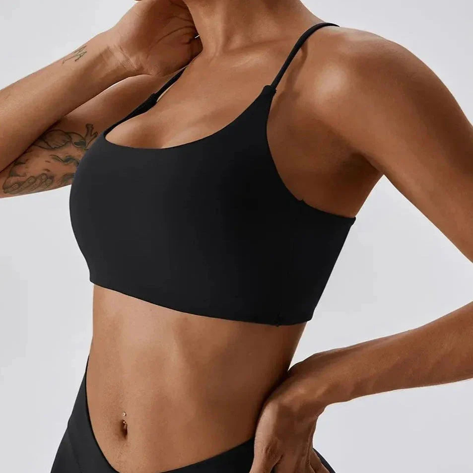 Sportovní podprsenka s ozdobnými ramínky na zádech