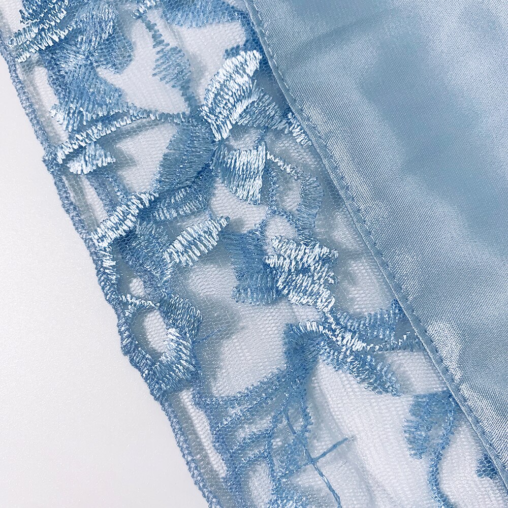 Nebesky modrá saténová noční košilka s květinovou výšivkou