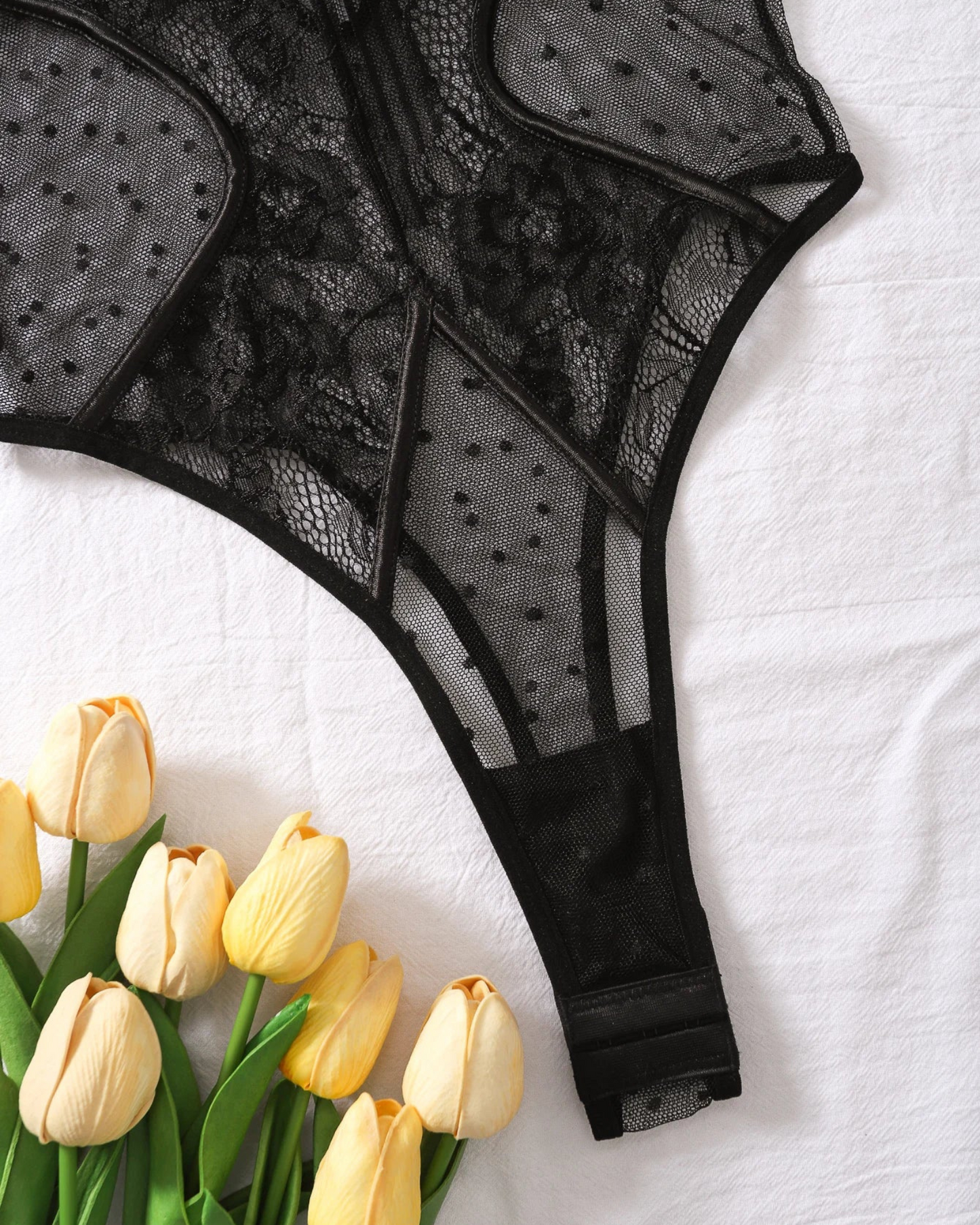 Krajkové body s hlubokým výstřihem