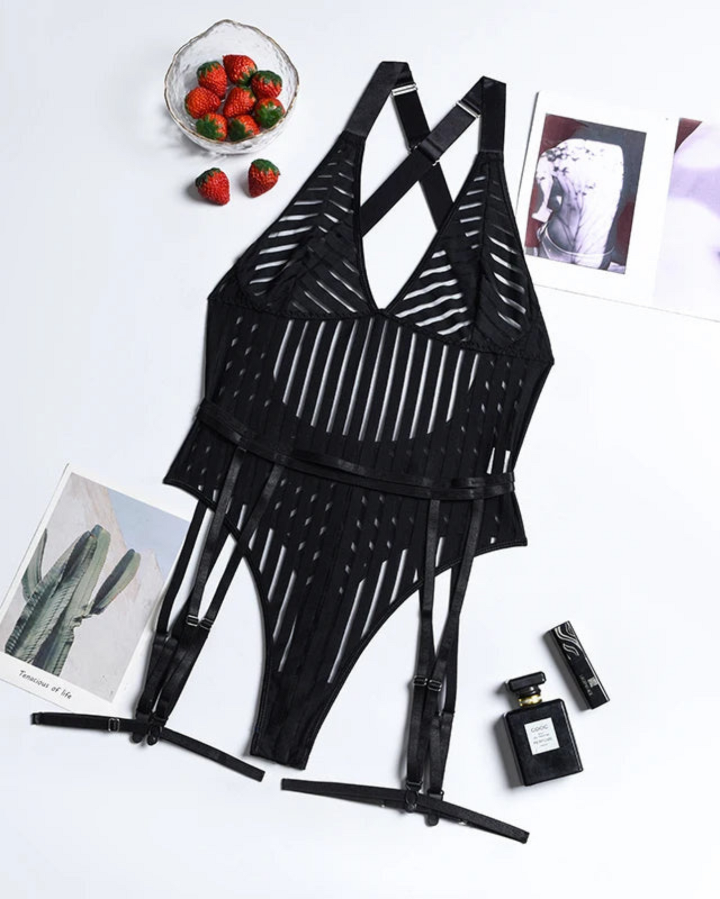 Body s nastavitelnými ramínky a kovovými sponami