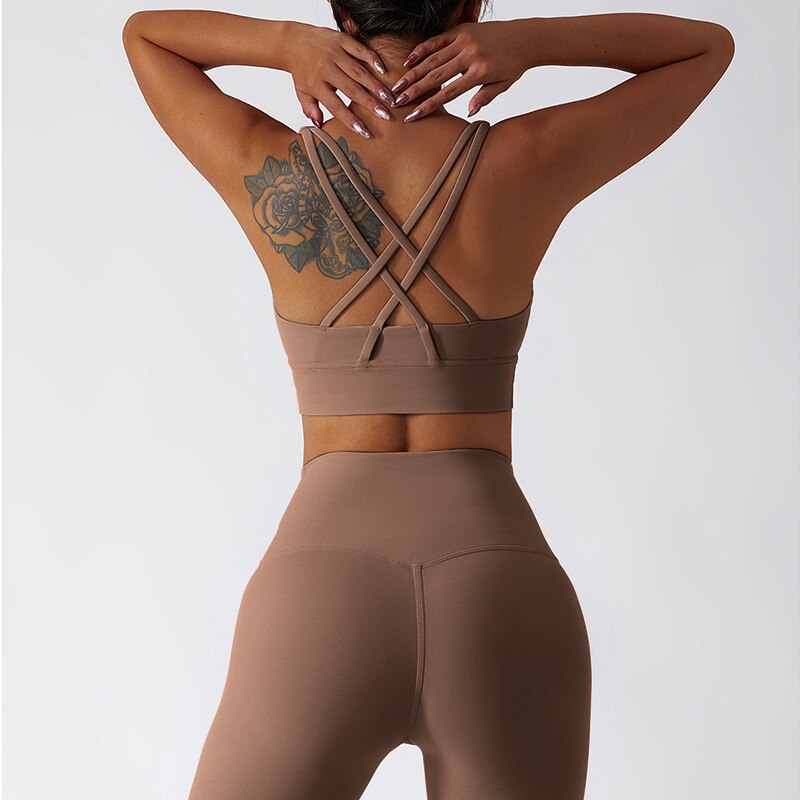 Sportovní set topu s překříženými ramínky a legín