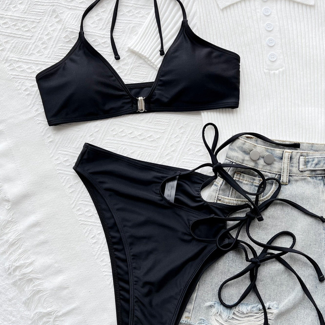 Černé dvoudílné bikiny s vysokým pasem