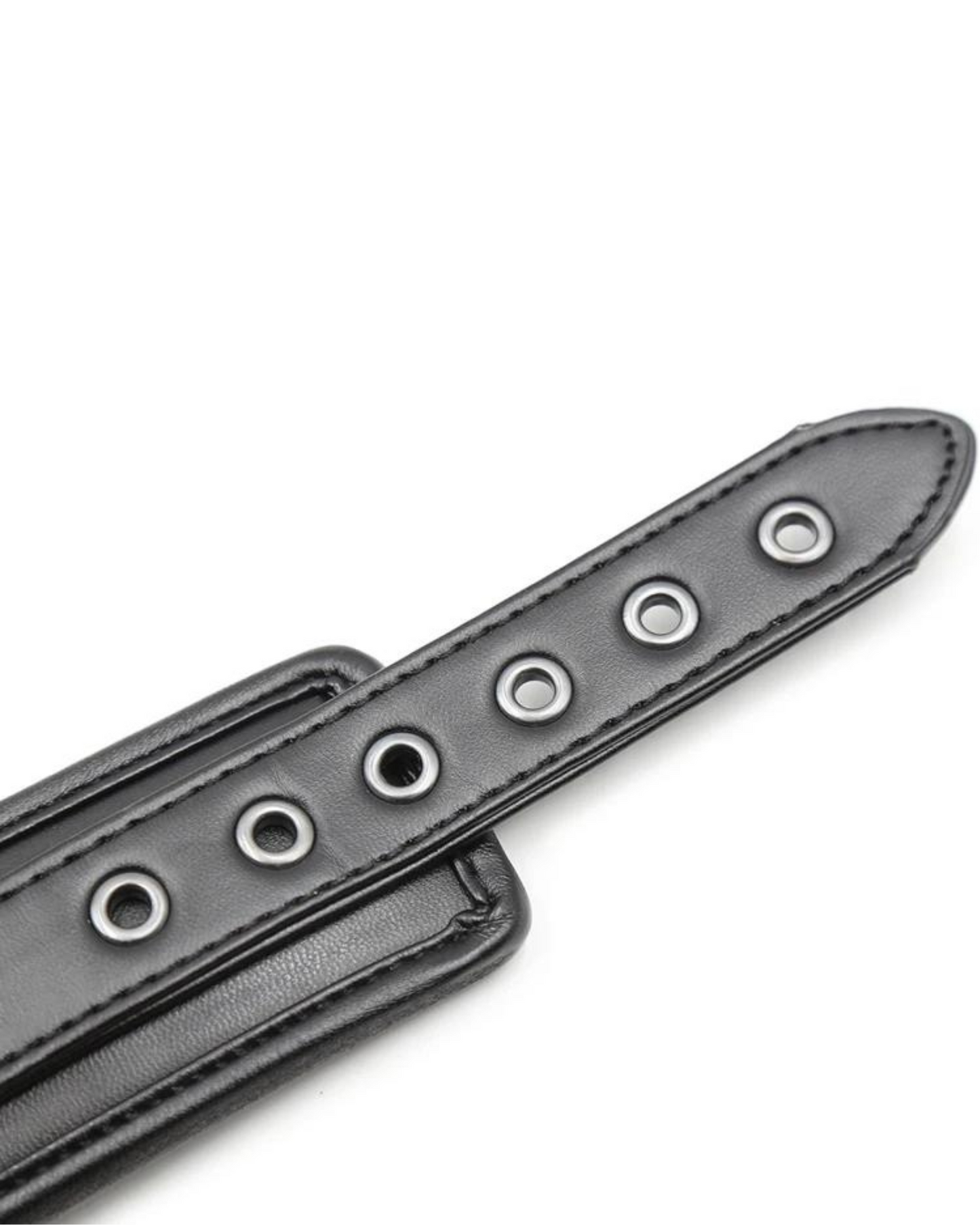 Pouta s nastavitelnými popruhy a kovovými sponami