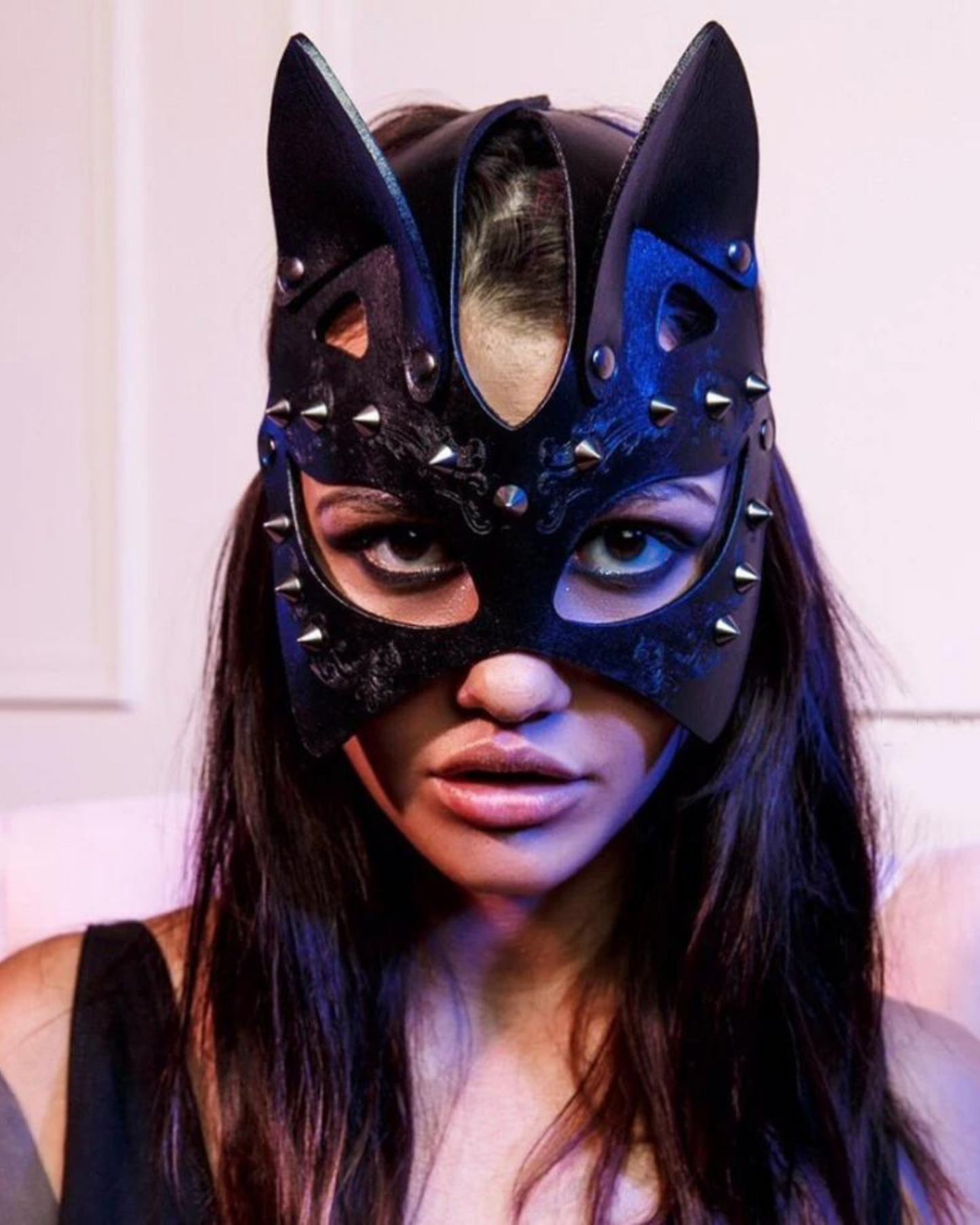 Smyslná kočičí maska s cvočky