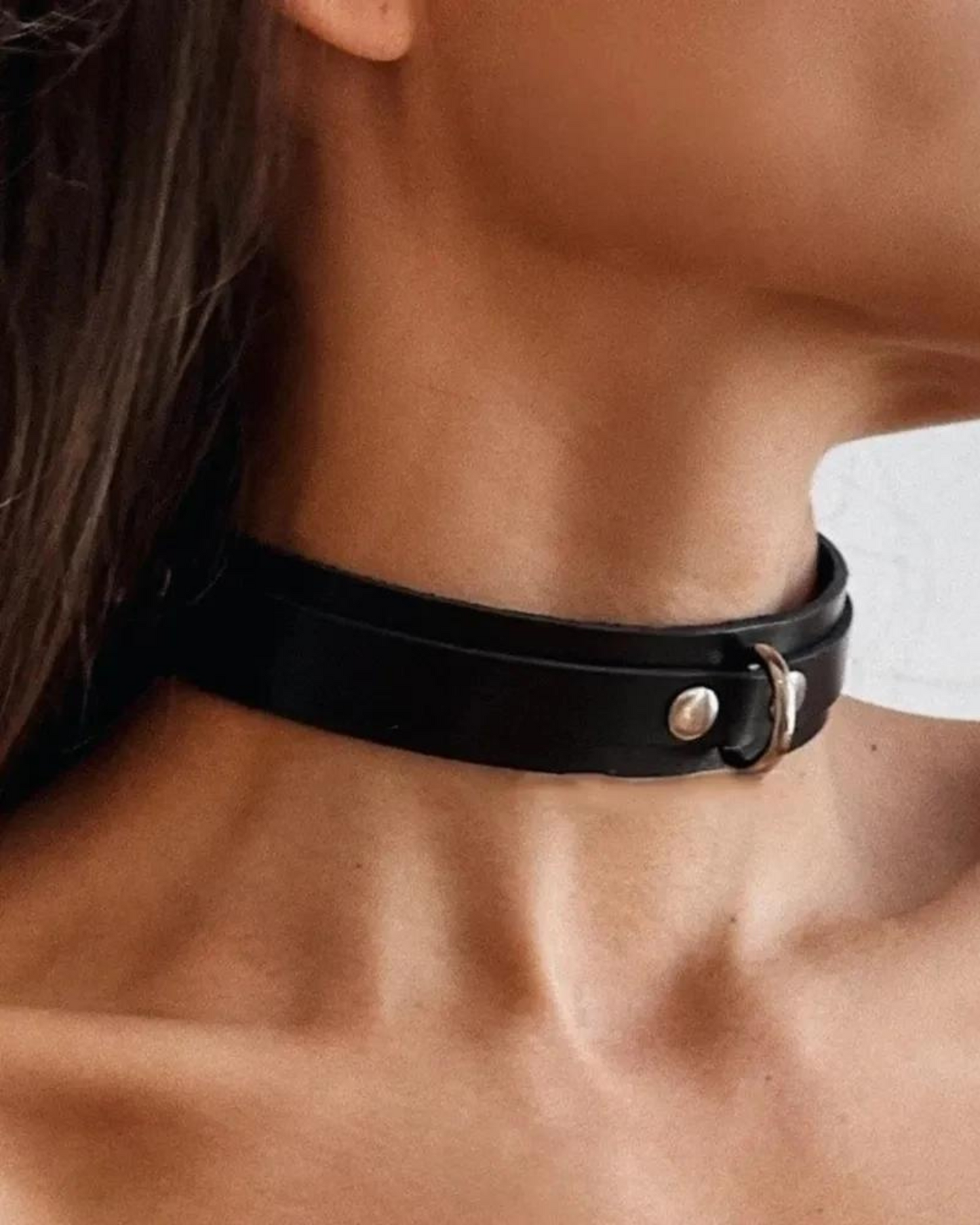 Kožený obojek s nastavitelným popruhem