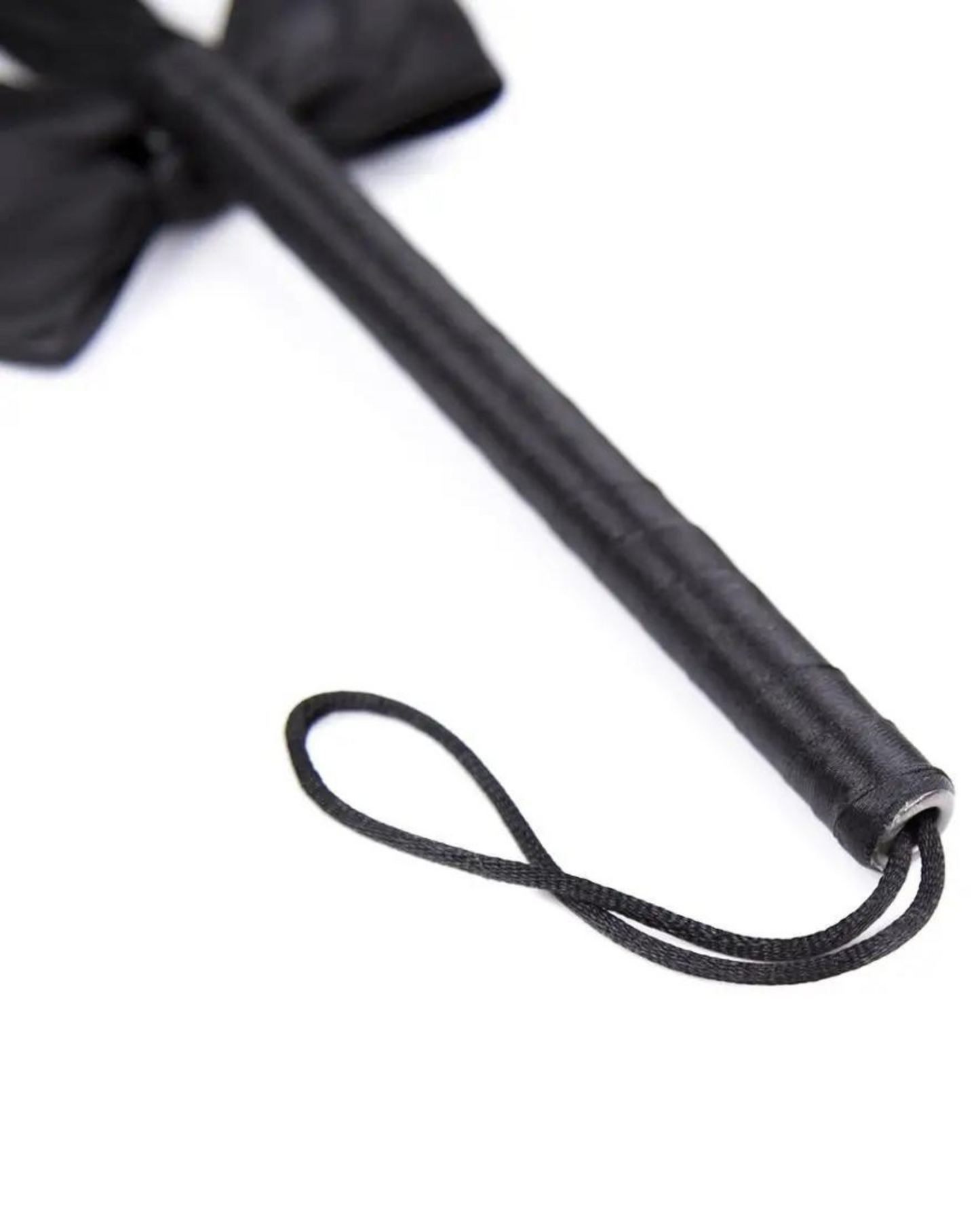 Bič s ozdobnou mašlí a třásněmi