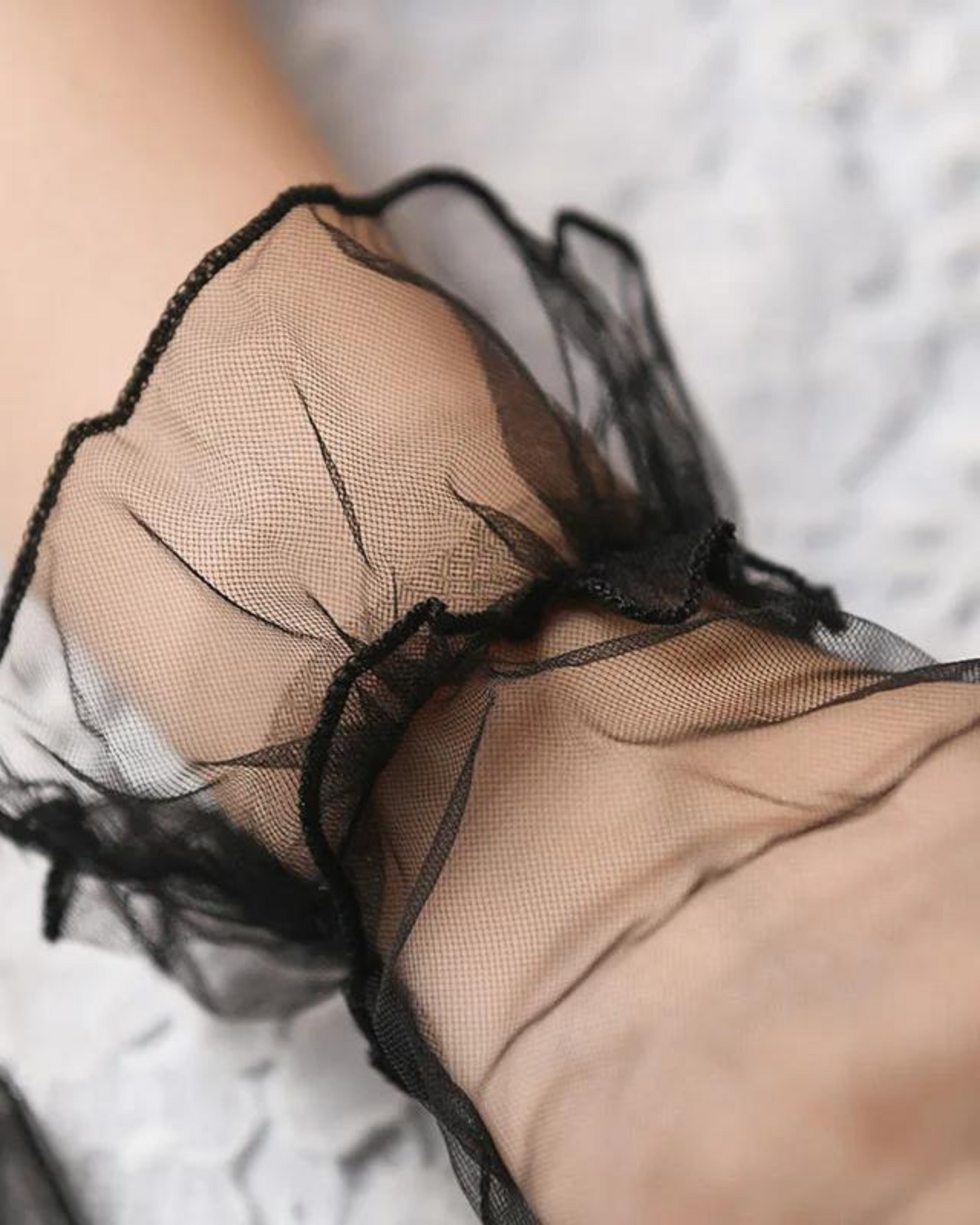 Rukavice s volánky na zápěstí