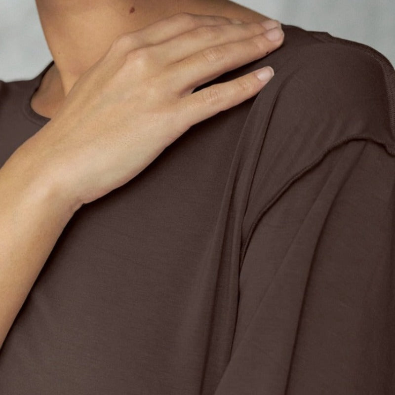 Dlouhý hnědý set domácího oblečení s širokými nohavicemi