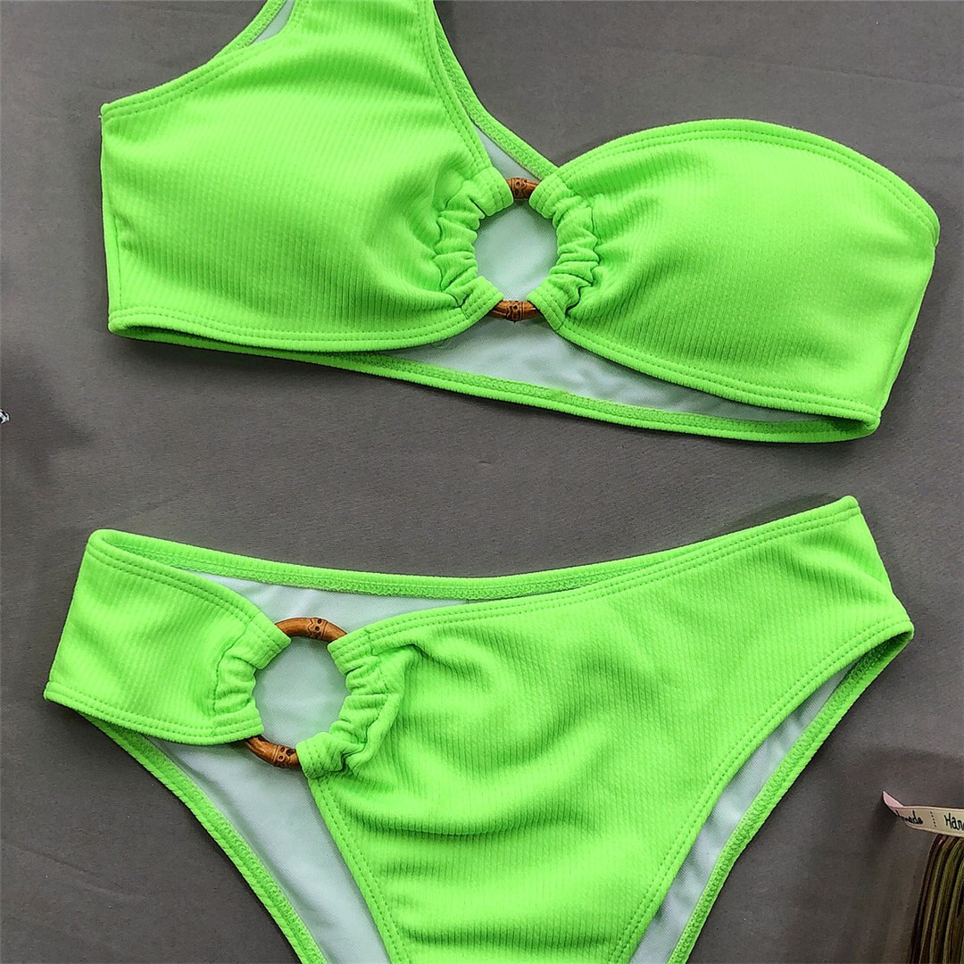 Dvoudílné bikiny s jedním ramenem a kroužkem