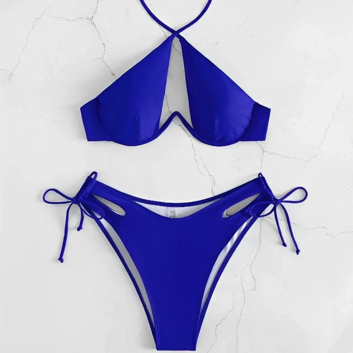 Dvoudílné bikiny s výřezy