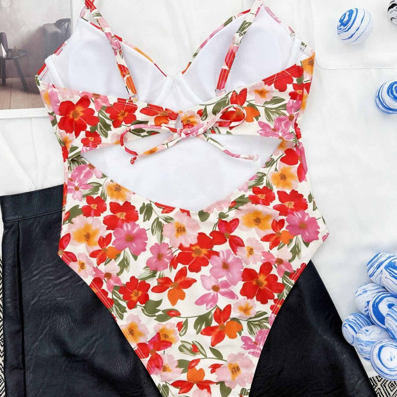 Klasické jednodílné plavky s květinovým vzorem a zavazováním