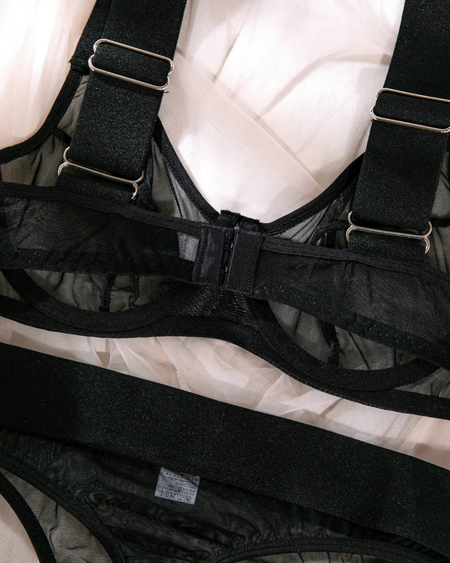 Souprava spodního prádla s širokými ramínky a náhrdelníkem