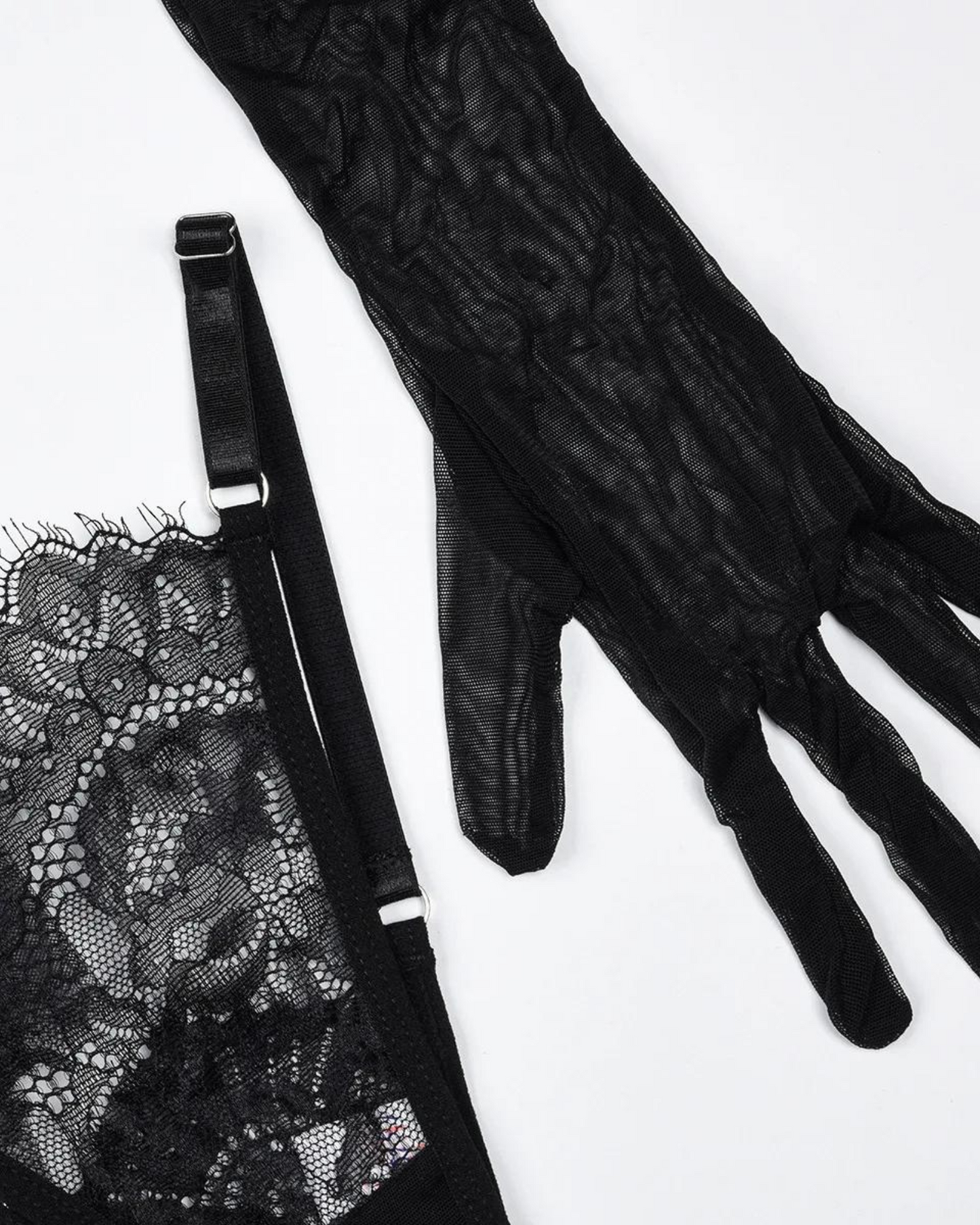 Krajkové spodní prádlo s tylovým podvazkovým pásem