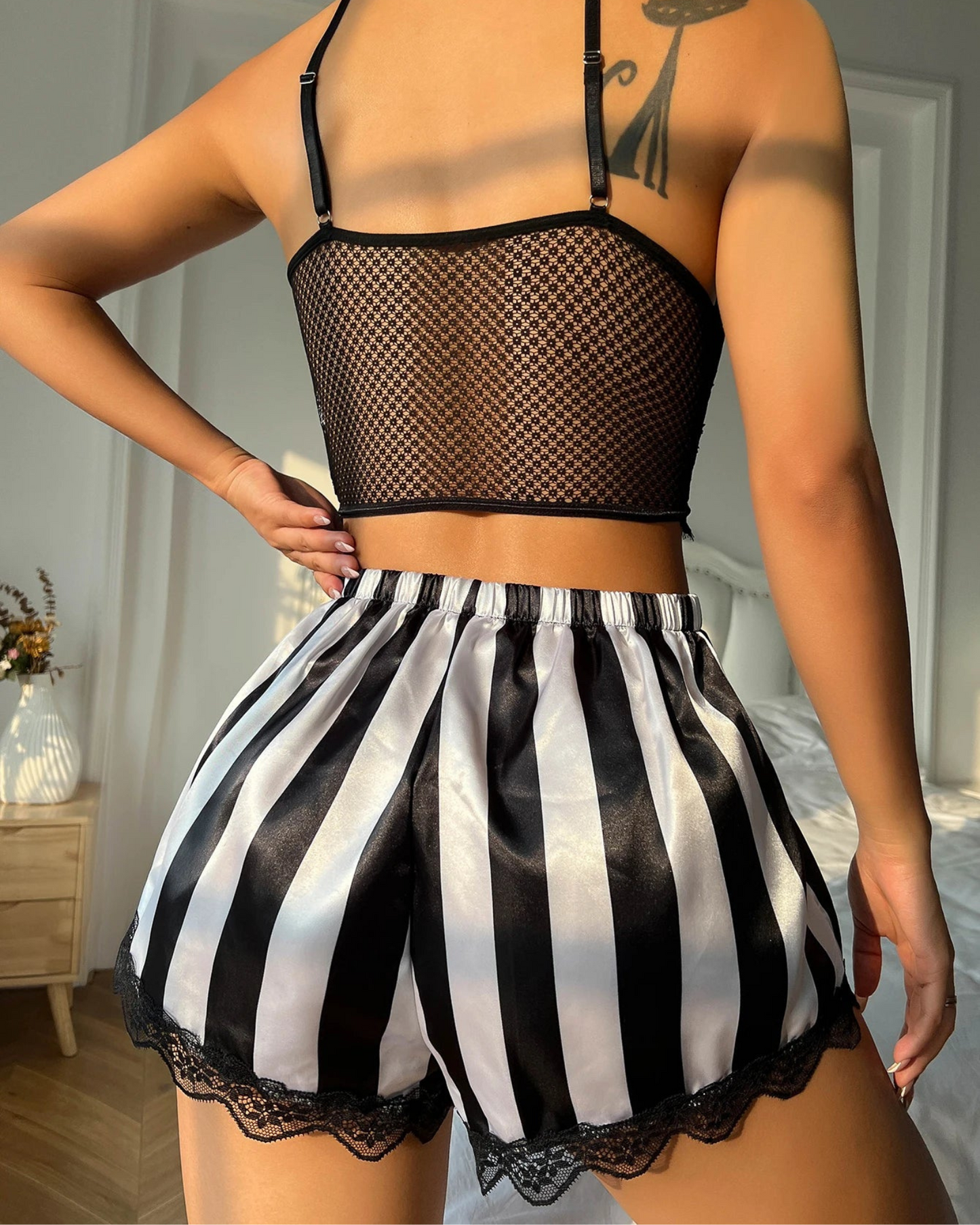 Krajkové pyžamo s pruhovanými kraťasy