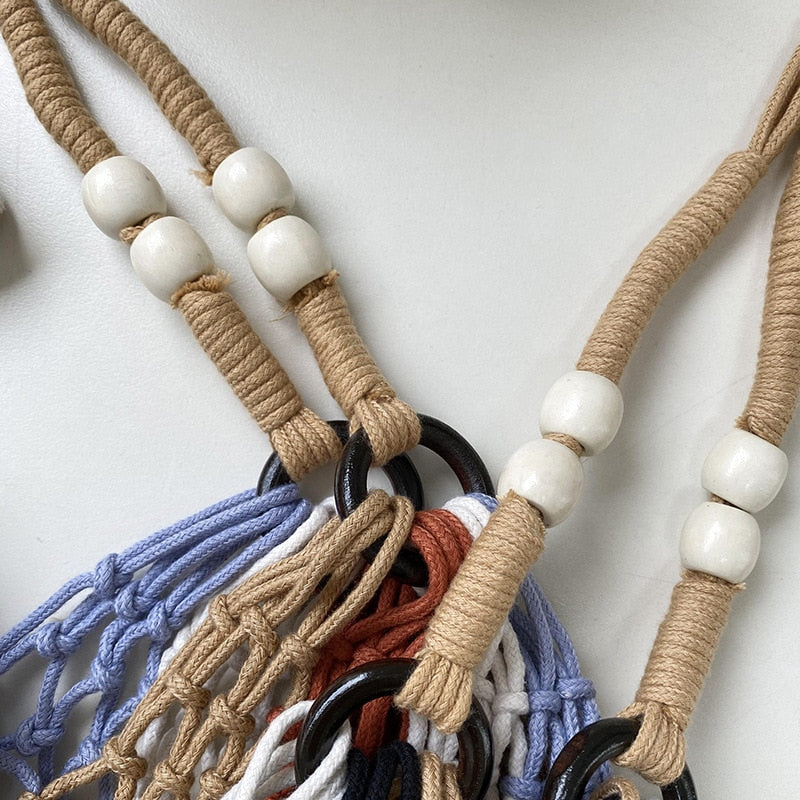 Tkaná plážová taška s barevnými třásněmi