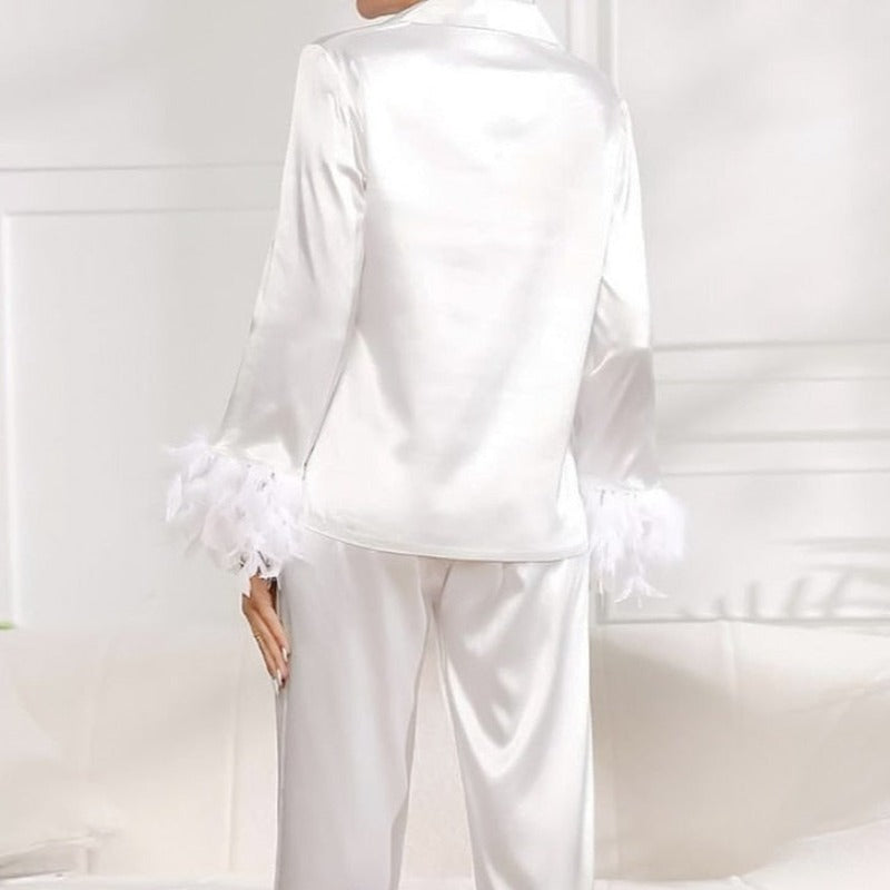 Dámské saténové pyžamo zdobené peřím