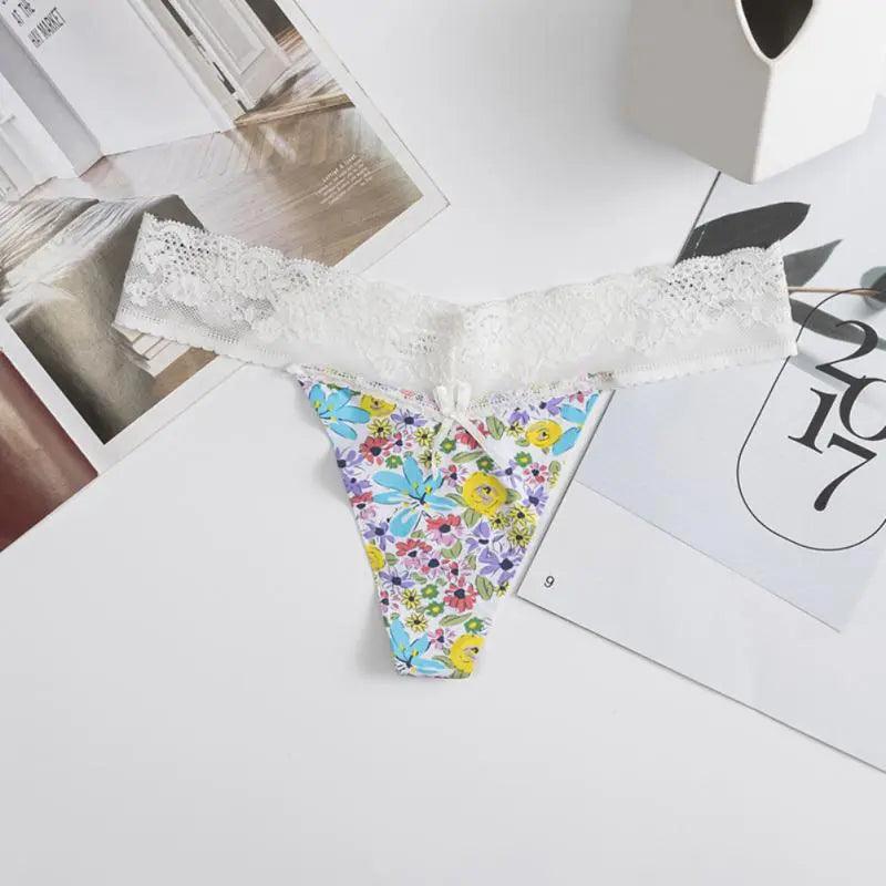 Dámská tanga s krajkou a květinovým vzorem