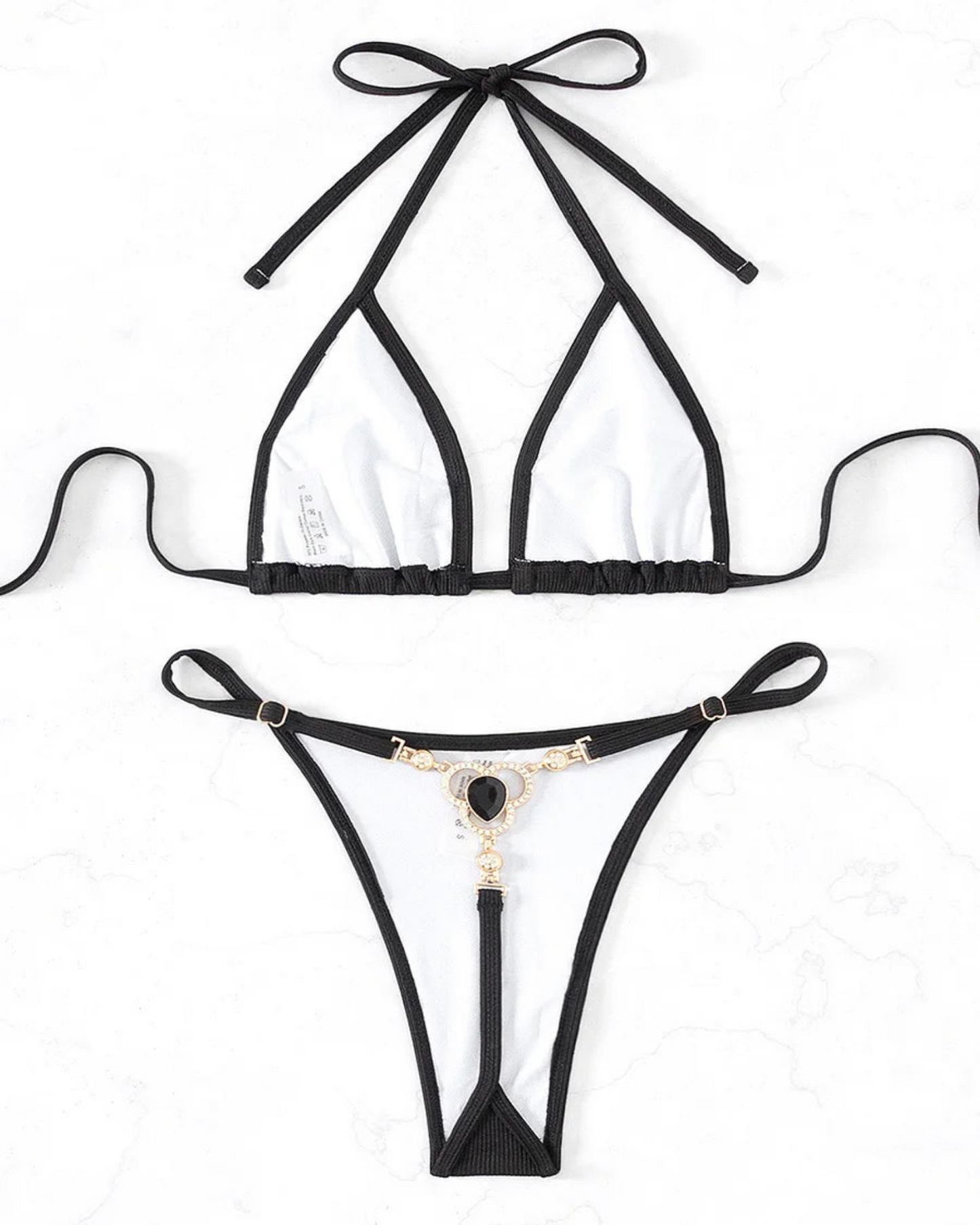 Dvoudílné plavky s ozdobnou sponou na kalhotky