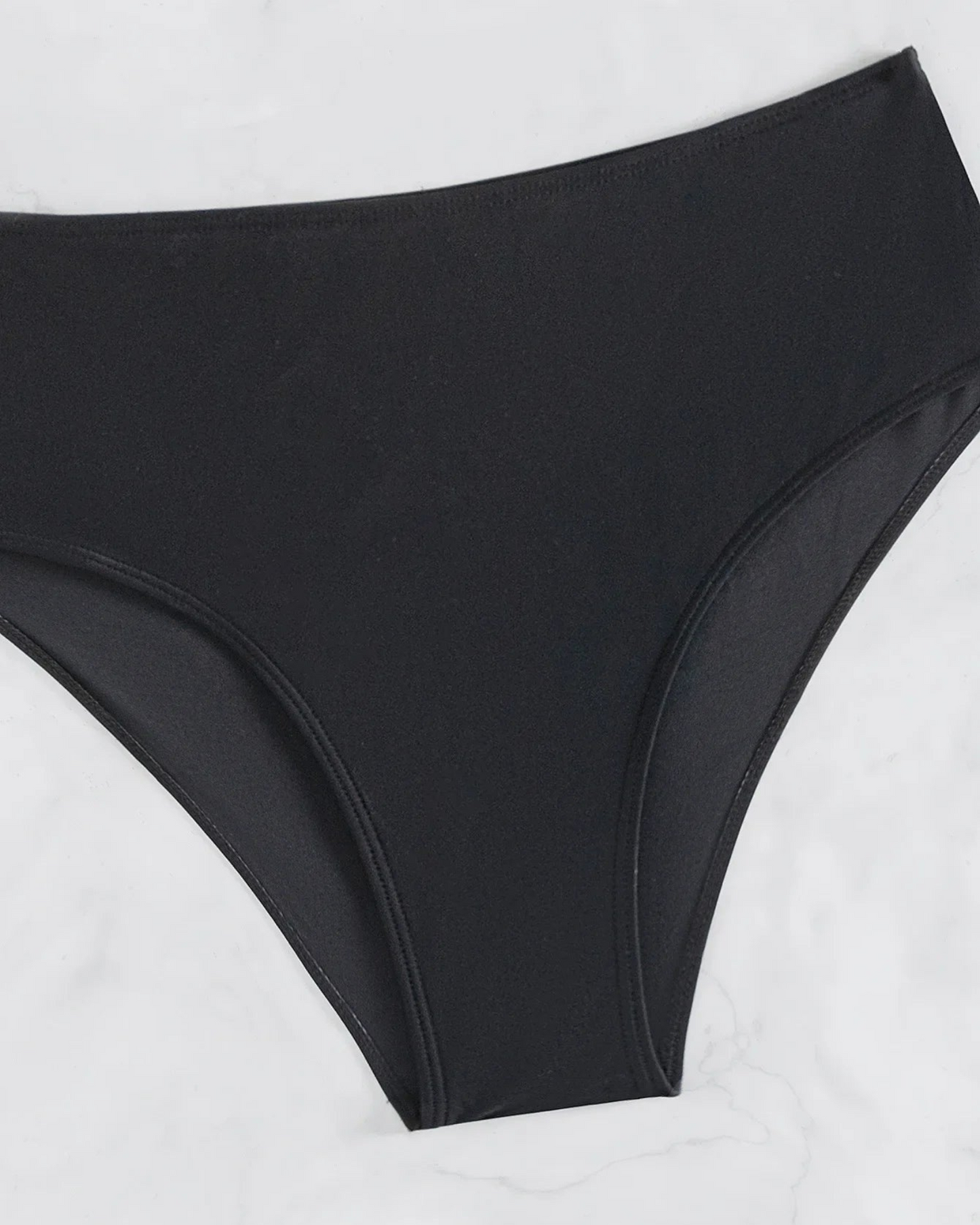 Plavky s vysokým pasem a nastavitelnými ramínky