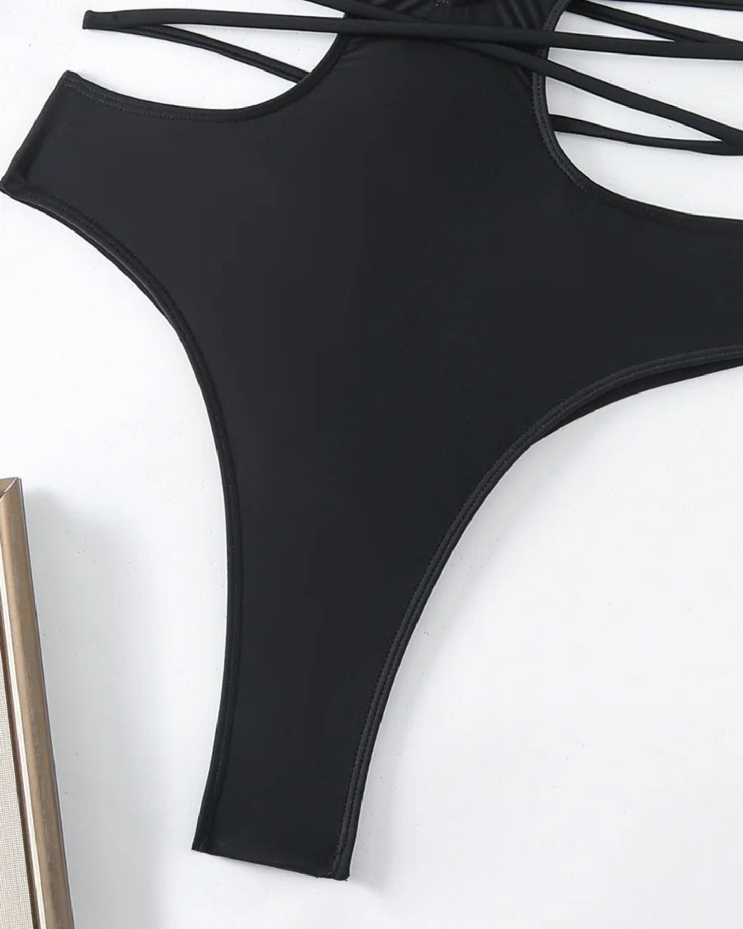 Jednodílné plavky s výstřihem