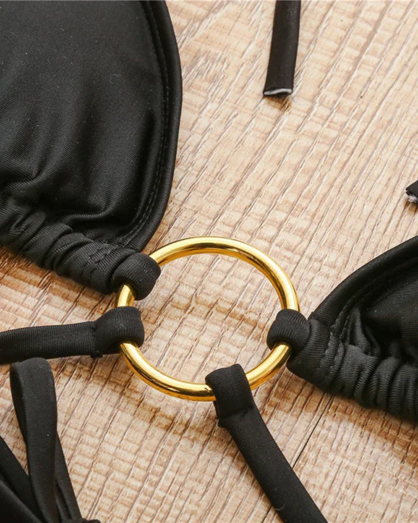 Dvoudílné plavky s ozdobnými kroužky