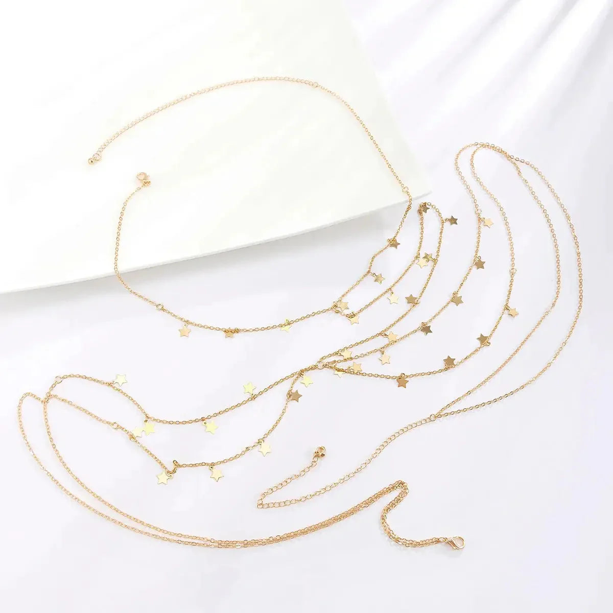 Šperky na hrudi s hvězdami