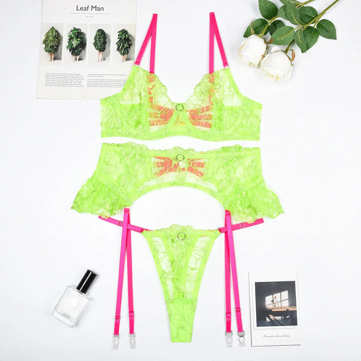 Trojdílná kontrastní krajková spodní souprava s volánky