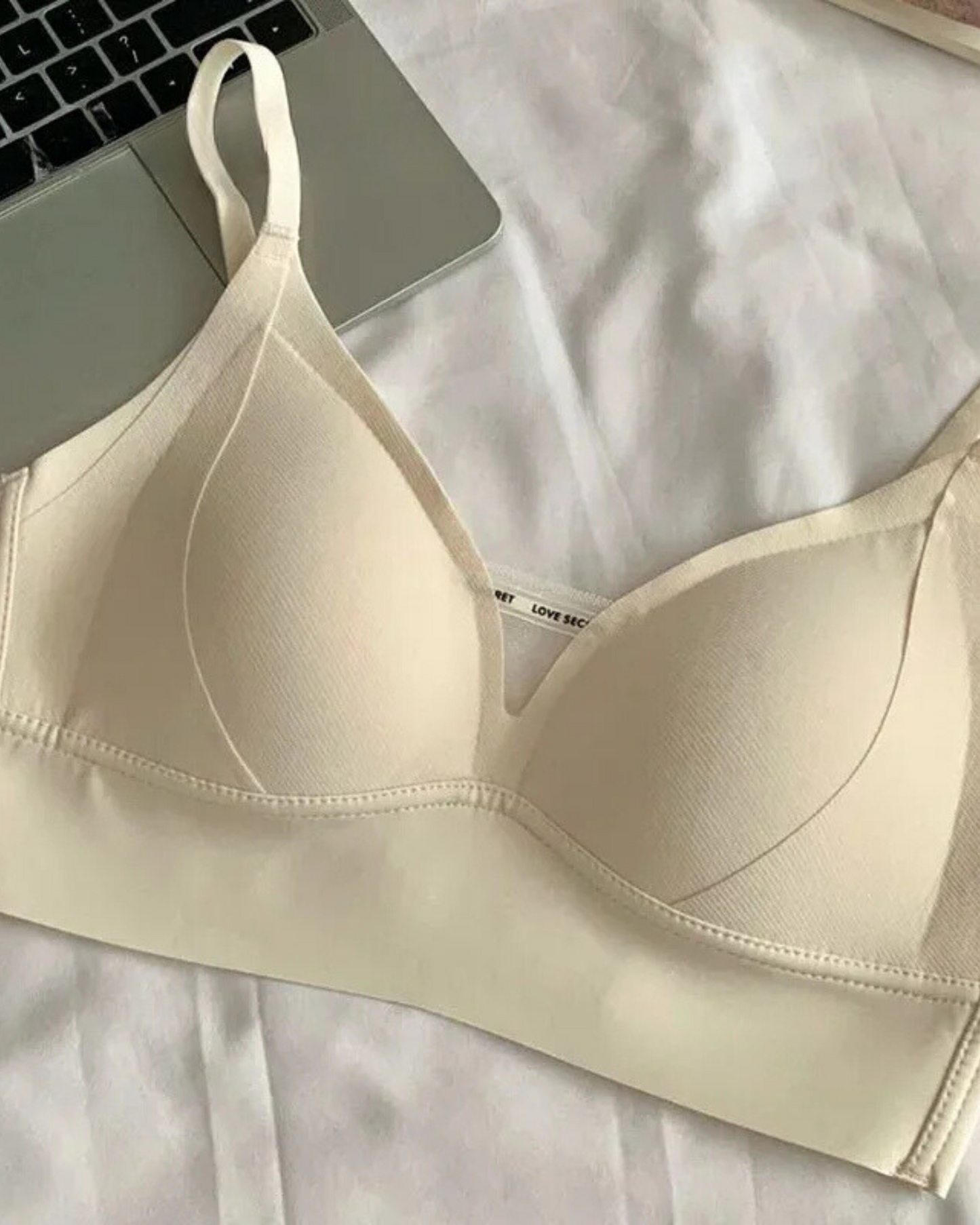 Měkká podprsenka bralette s ozdobným spodním dílem