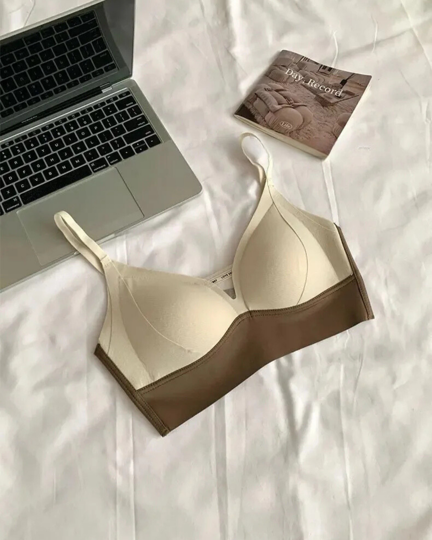 Měkká podprsenka bralette s ozdobným spodním dílem
