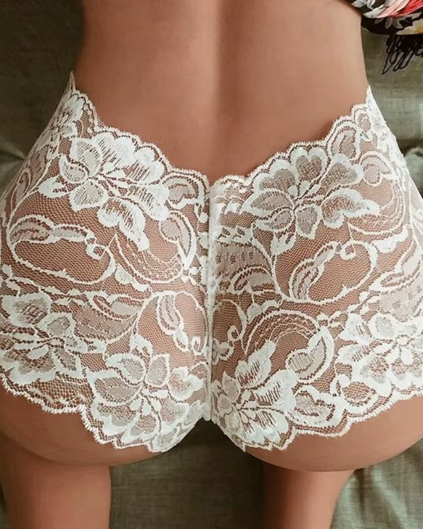 Krajkové kalhotky s vysokým pasem, které zdůrazňují hýždě