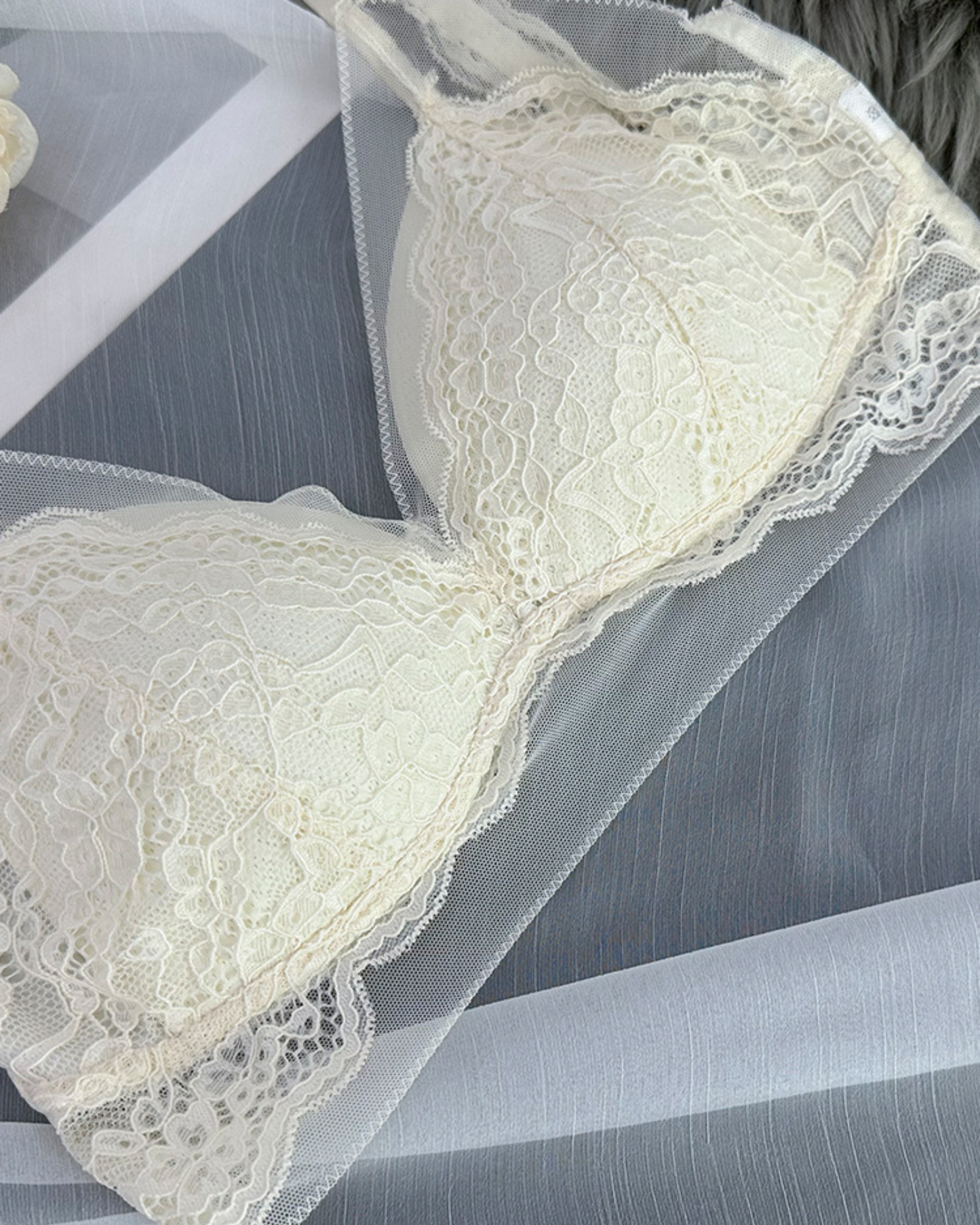 Měkká braletka s krajkou a síťovinou