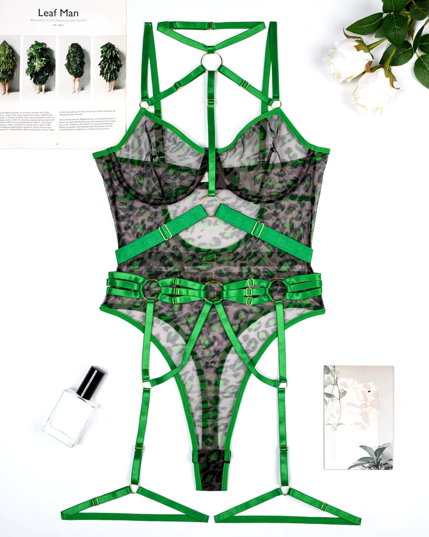 Průsvitné body s ramínky na stehnech