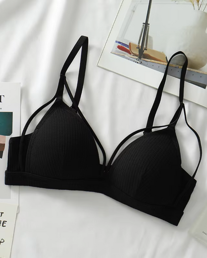 Pohodlná sada pruhovaného spodního prádla s ozdobnými ramínky.