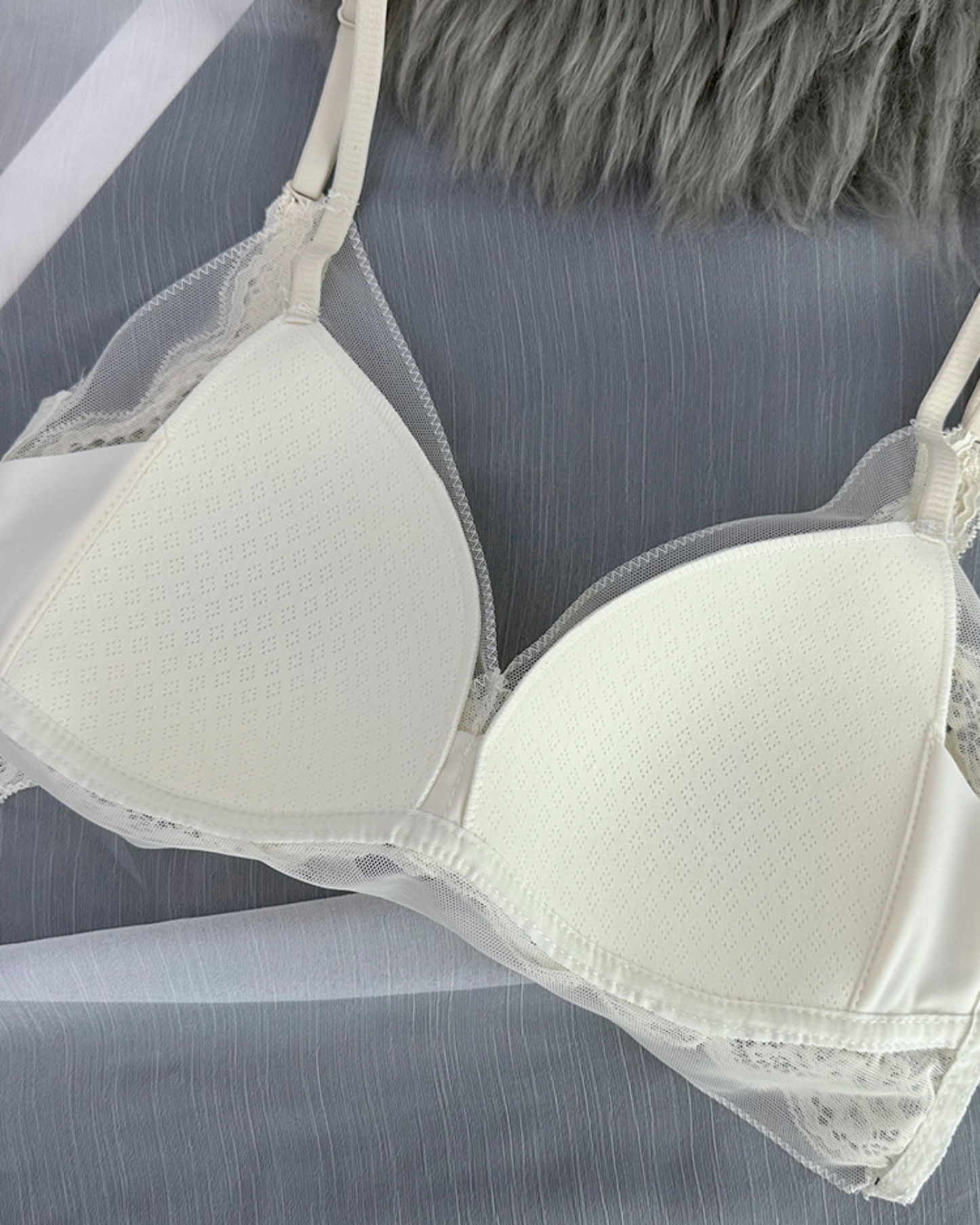 Měkká braletka s krajkou a síťovinou